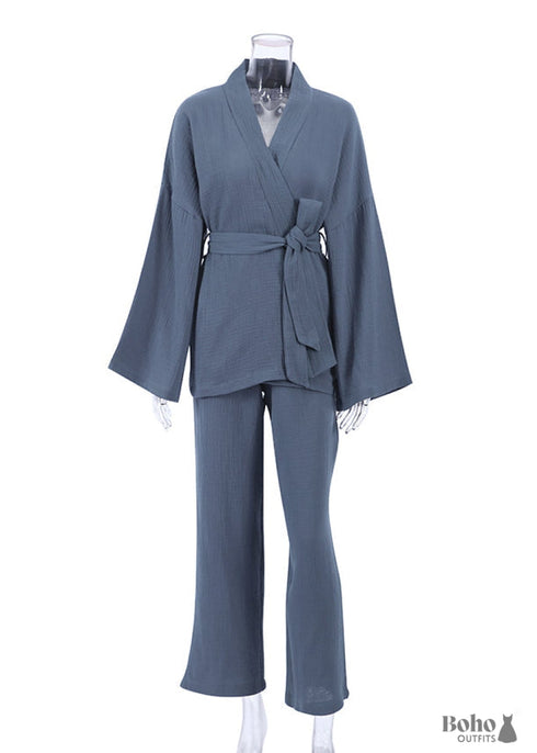 Conjunto de pijama bohemio de Emily Cotton en azul y azul marino.